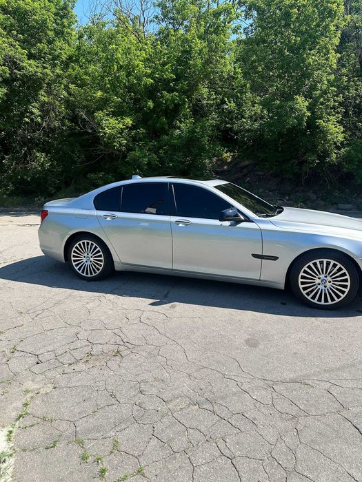 BMW 740i 2010 рік