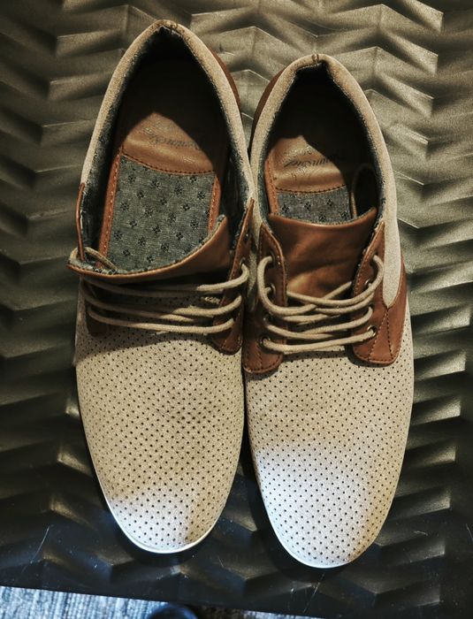 Sapatos de verão novos sem uso n 45
em camurça perfurada natural
N 4