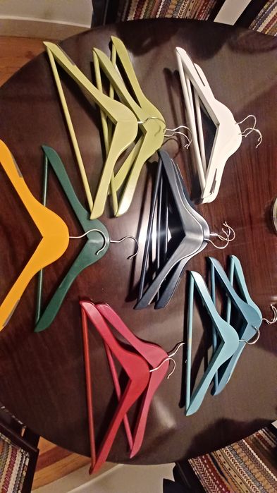 16 Cabides (cruzetas)  coloridos para roupa criança