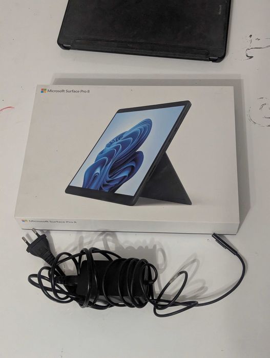 Microsoft Surface Pro 8 i5 256GB + Etui + Rysik