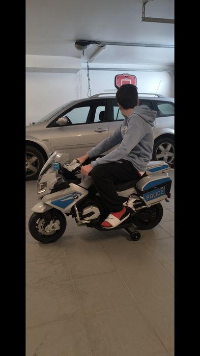 Mota eléctrica Policia de Brincar Estado Nova