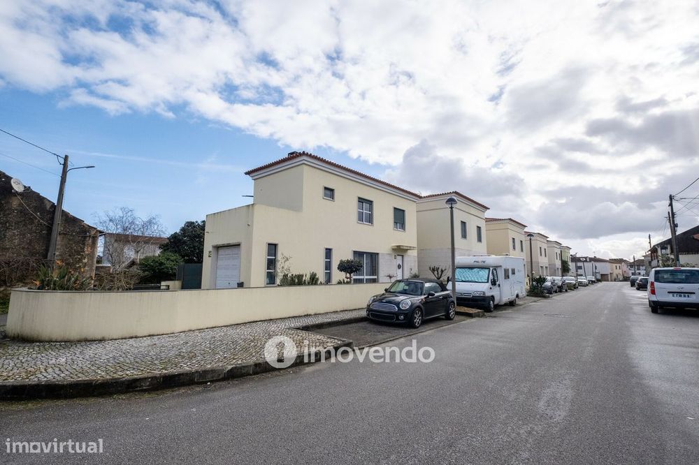 Moradia T3 mobilada e equipada, com garagem e jardim, na Mealhada