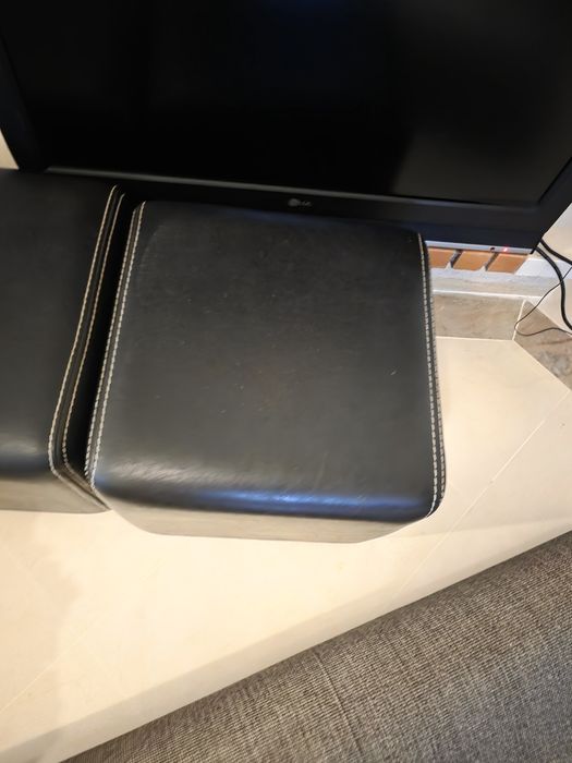 Conjunto sofá/poltrona e 2 pufe