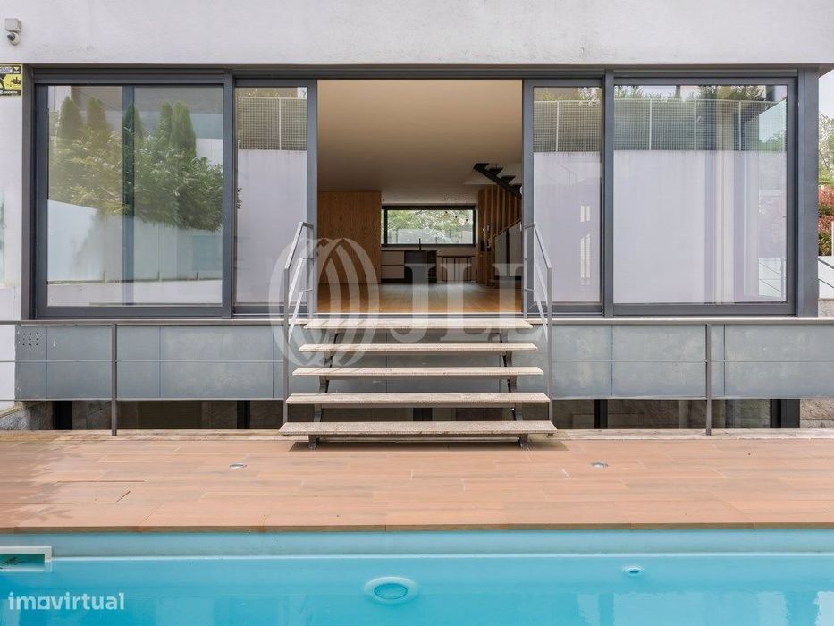 Moradia T4 com piscina e garagem, na Boavista, Porto