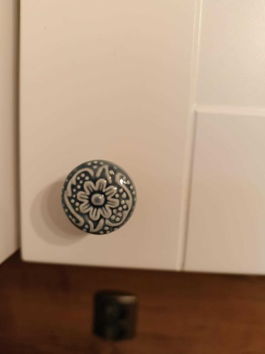 Kuchnia na wymiar – białe frezowane fronty + blat dąb