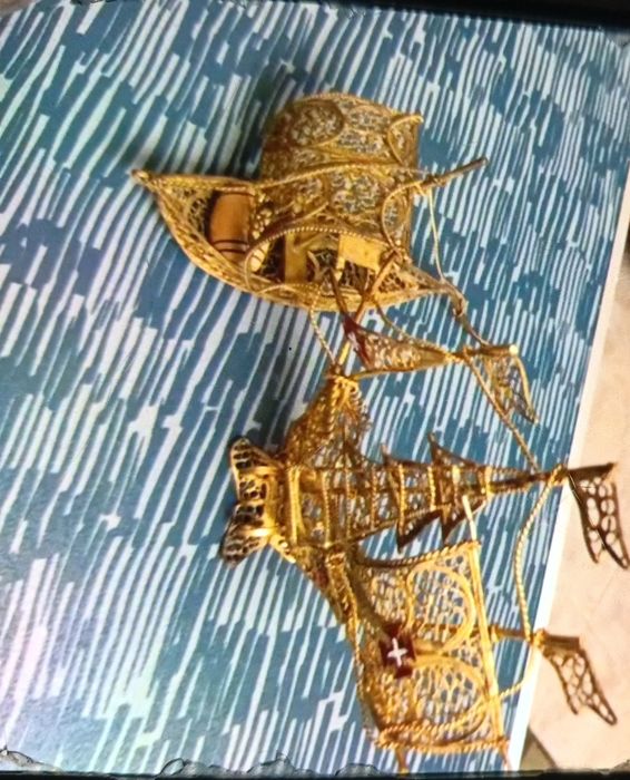 Pequenos objetos de antiguidades usados em bom estado