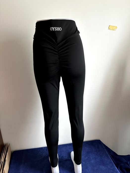 legginsy gładkie z push up I napisem Oysho