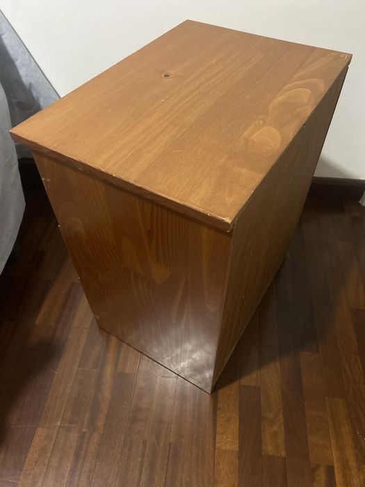 Mesas de cabeceira de Madeira com 3 Gavetas — Usada