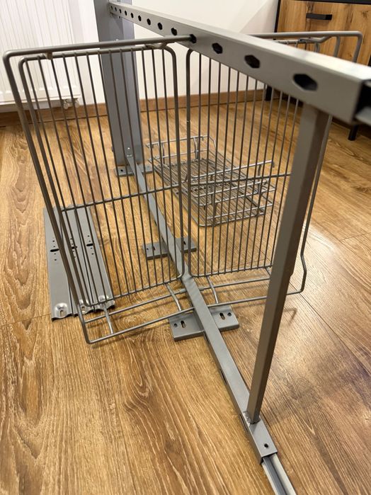 System Cargo szafki kuchennej lub łazienkowej.