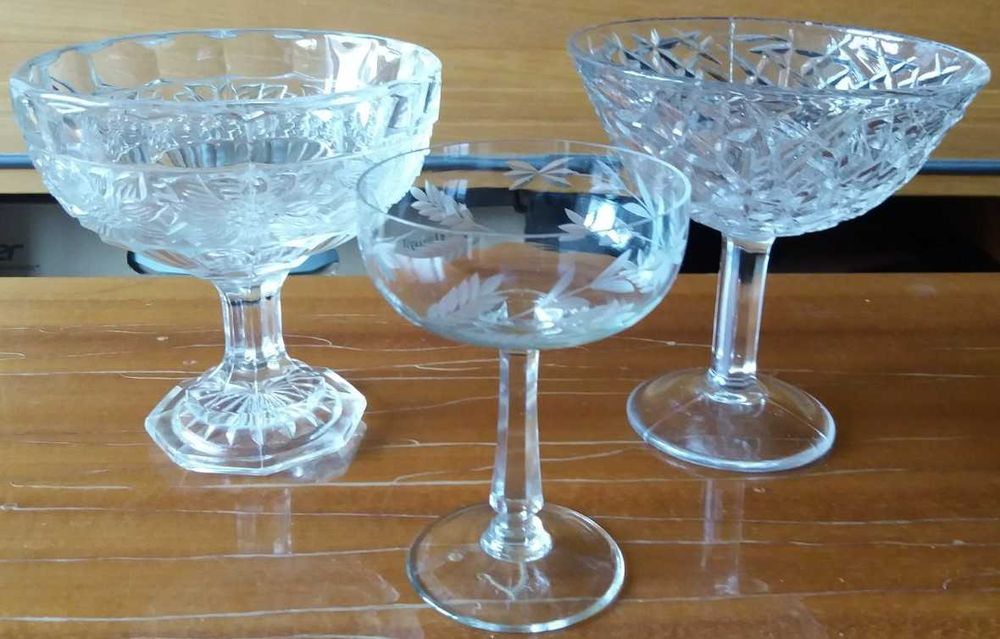 Вазочки хрустальные на ножке две за 200 грн.