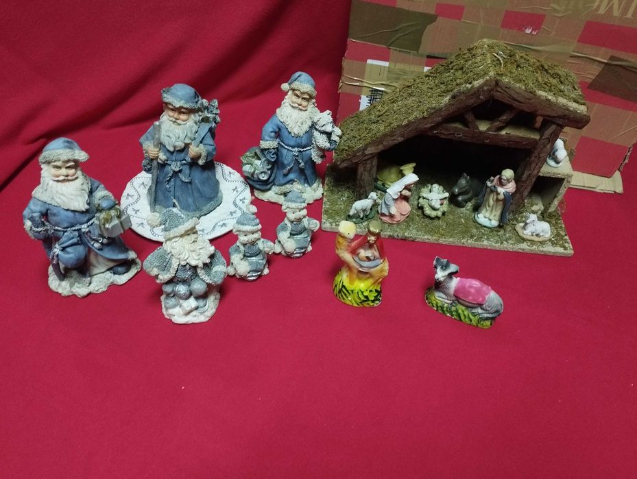 Conjunto de varias figuras presépio e cabana, em muito bom estado