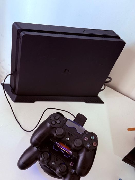 Playstation 4 com carregador e 2 comandos