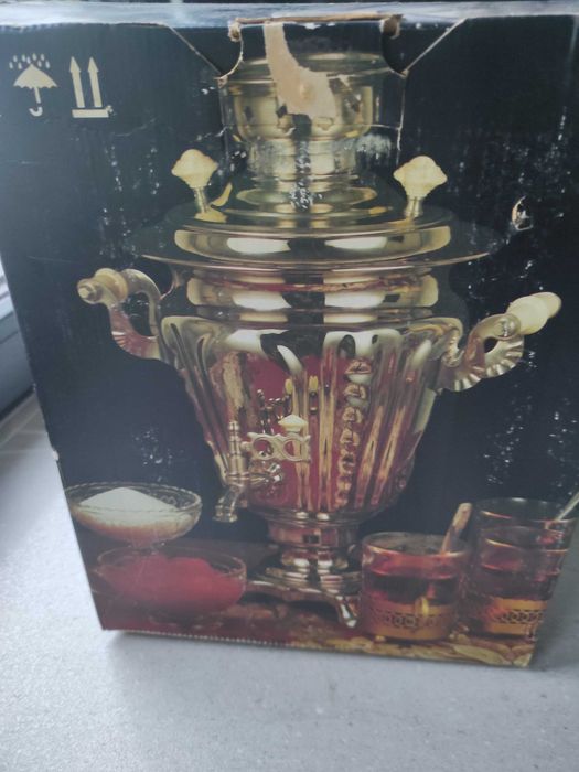 Kolekcjonerski samowar-zaparzacz herbaty.