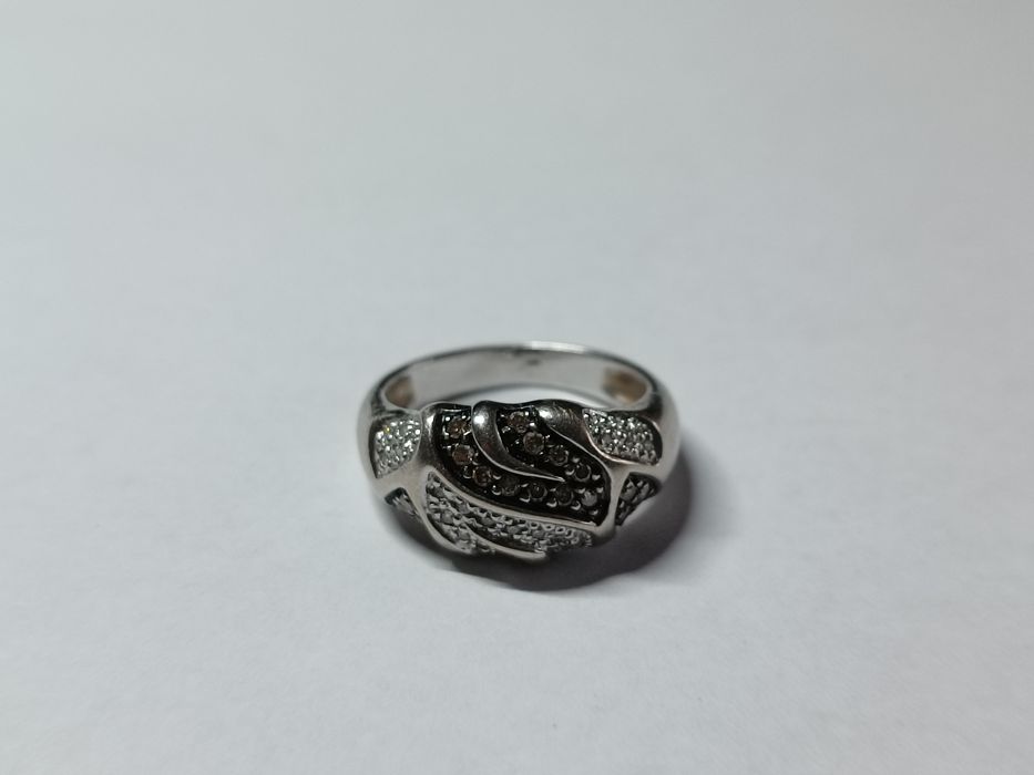 Золоте кільце з діамантами