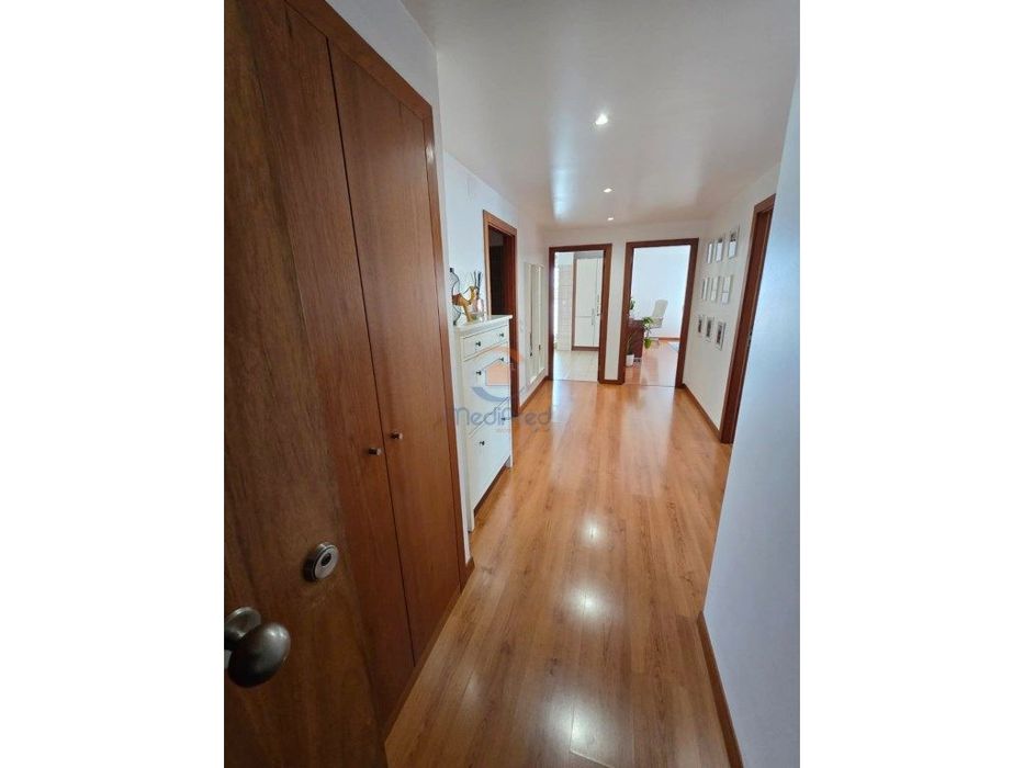 Apartamento T2 com Varanda, Parqueamento e Arrecadação | Alta de Li...
