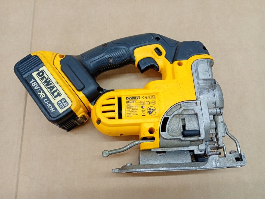 Wyrzynarka DeWalt DCS331