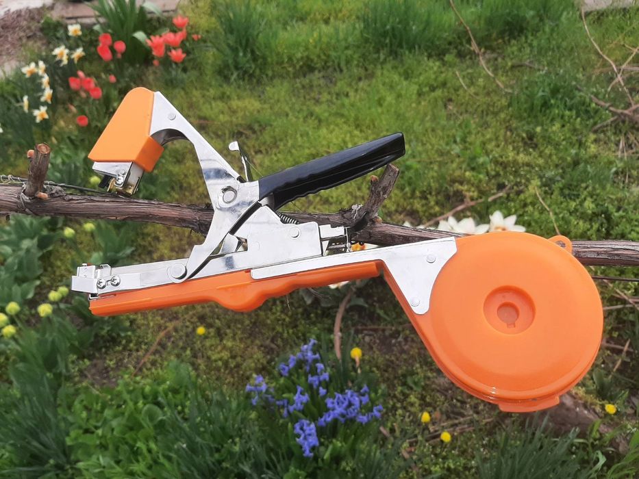 Садовый степлер. Тапенер. Лучший друг секатора.