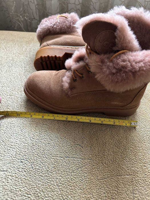Продам женские зимние ботинки UGG