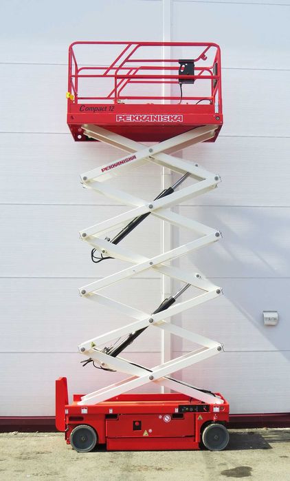 ОРЕНДА акумуляторного ножичного підйомника Пекканіска COMPACT 12