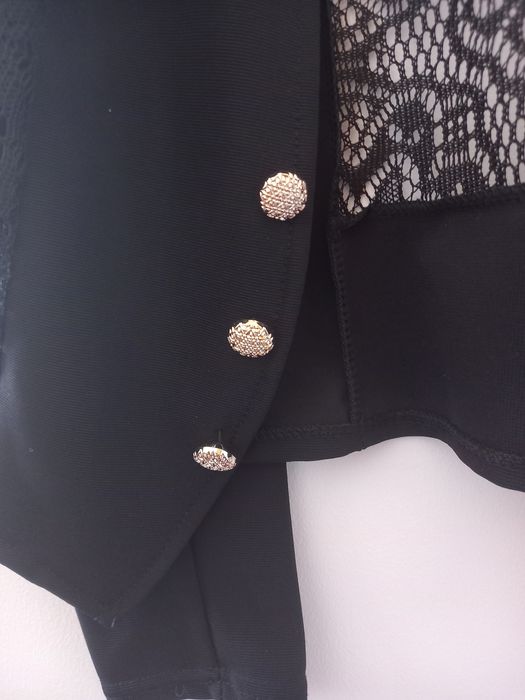 Blazer renda e apliques dourados