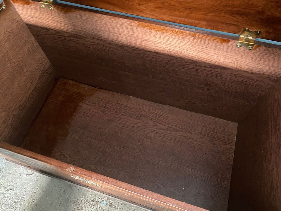 Baú trabalhado em madeira