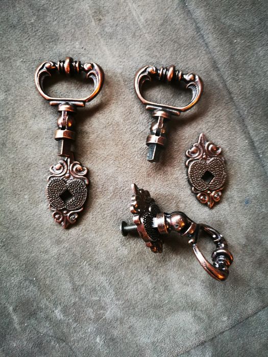 Antyczny uchwyt do mebli