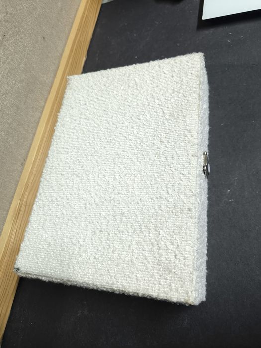 Caixa de joias branca
Caixa para guardar joias com um fecho metálico.