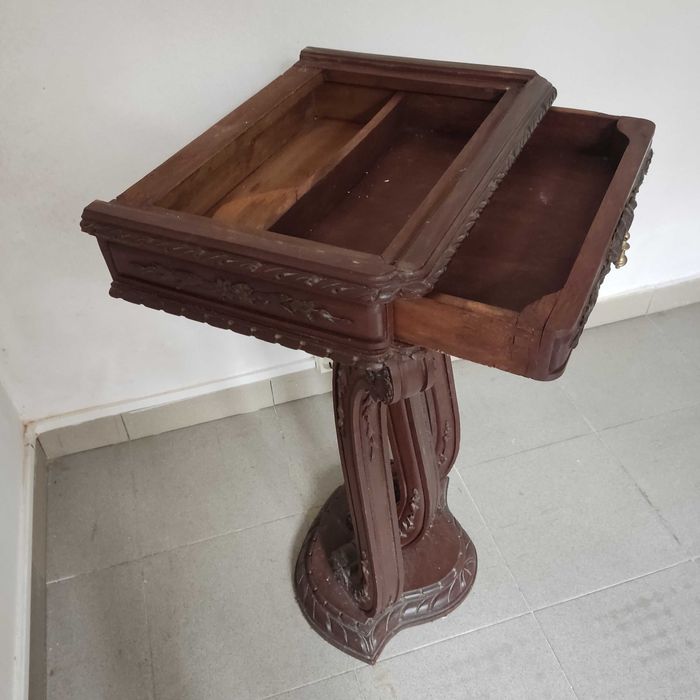 Mesinha ou coluna antiga toda trabalhada com gaveta sem tampo