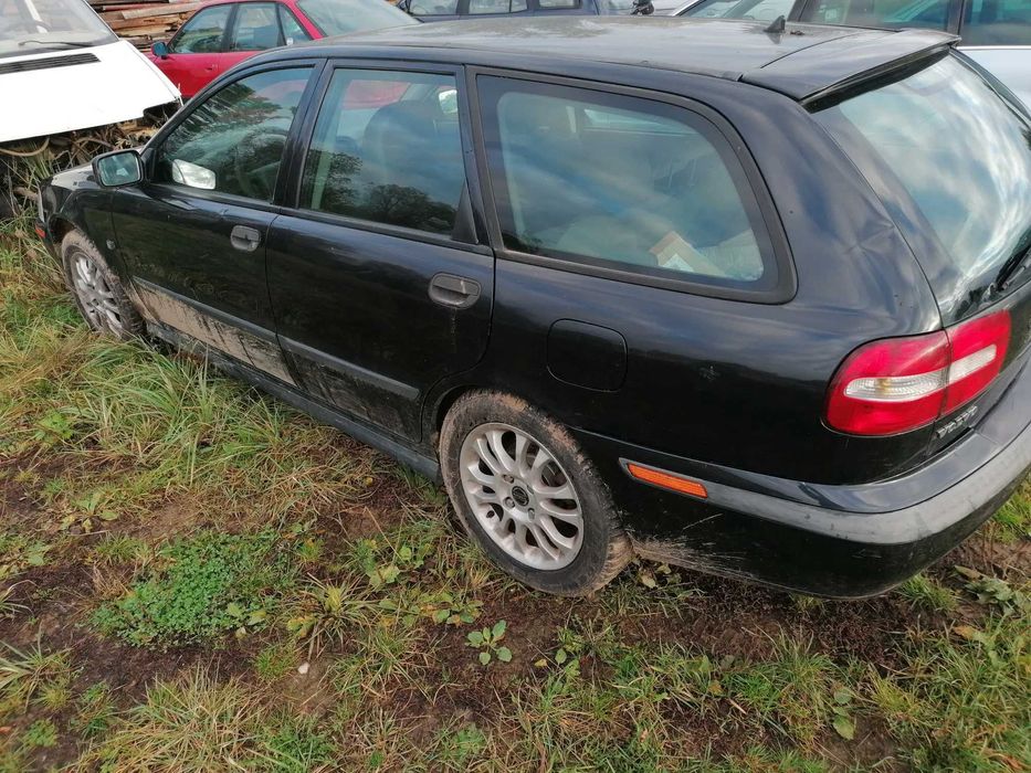 Volvo V40 2001r 1,8E Karoseria z przeznaczeniem na części