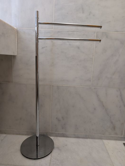 Toalheiro de pé em inox