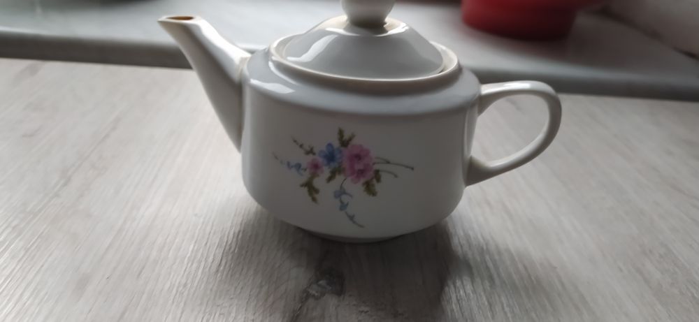 Porcelanowy dzbanuszek.