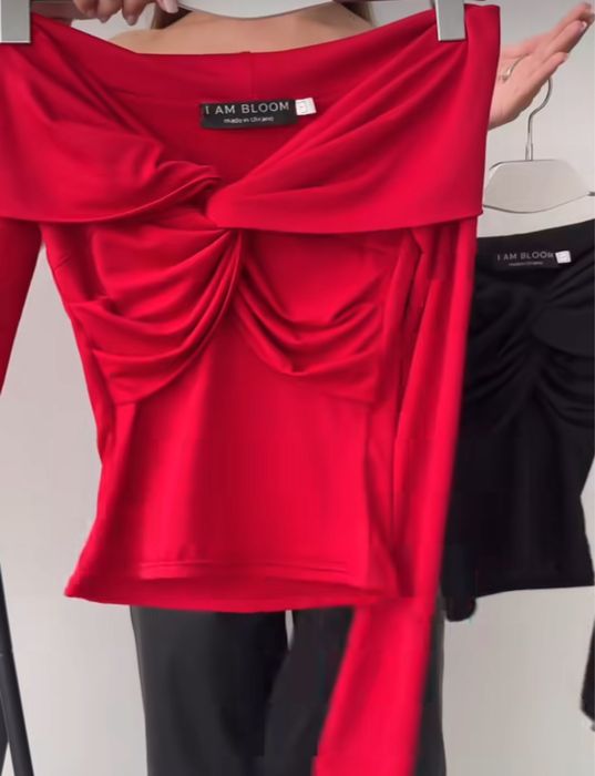 Лонгсліви з відворотом та декоративним вузлом у зоні декольте.