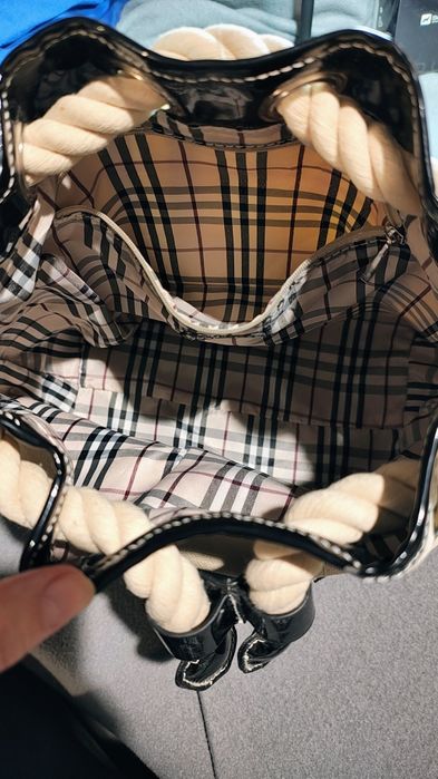 Torebka stylizowana na Burberry.