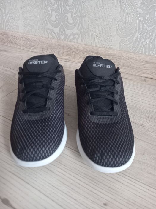 Продам кроссовки Skechers