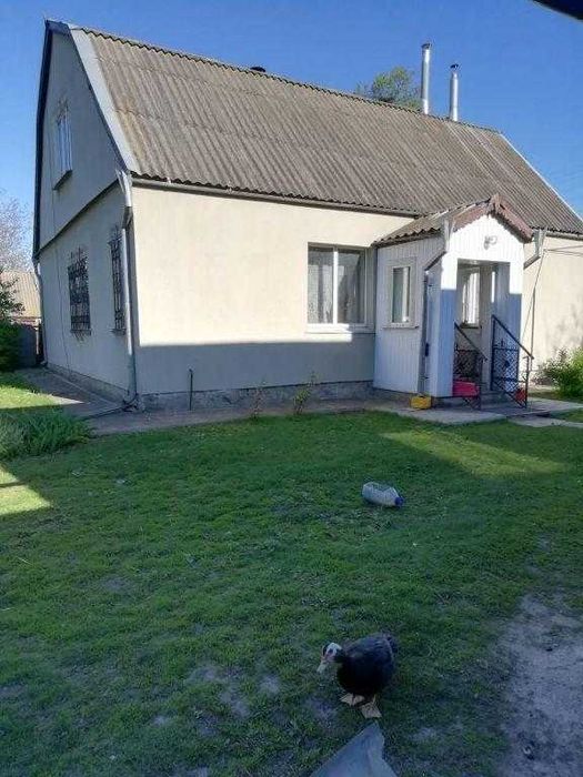 Продам добротний цегляний будинок в передмісті