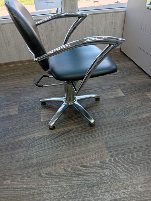 Продам диван та перукарські крісла