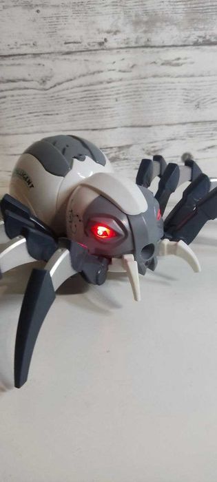 Zdalnie sterowany robot-pająk, świecą oczy i wypuszcza parę.