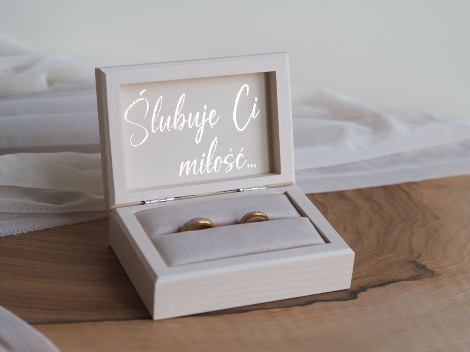 Minimalistyczne pudełko na obrączki z poduszką velvet beż