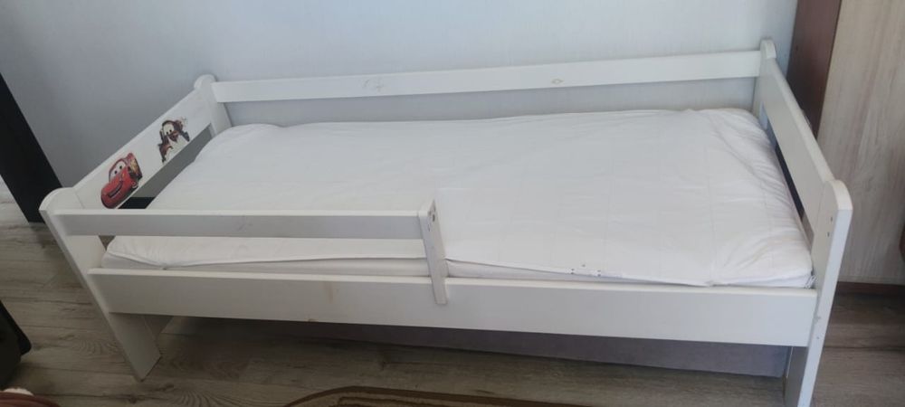 Ікеа меблі б/у дрох ярусне ліжко,шафа,комод,тумбочки ,стіл,крісло