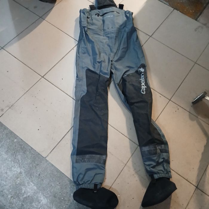 Calça com bota para pesca