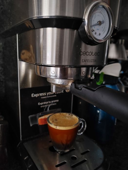 Excelente máquina de cafe expresso Cecotec de 20bar - similar Delonghi