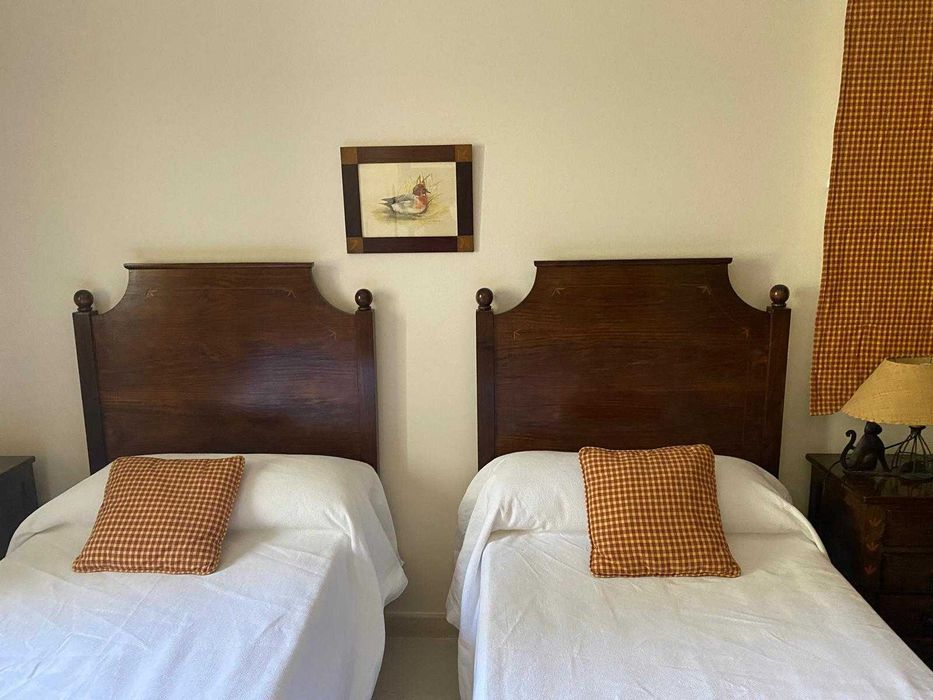 Conjunto de Quarto em Madeira Maciça – 2 Camas c/ Cama Inferior + Cómoda + 2 Mesas de Cabeceira