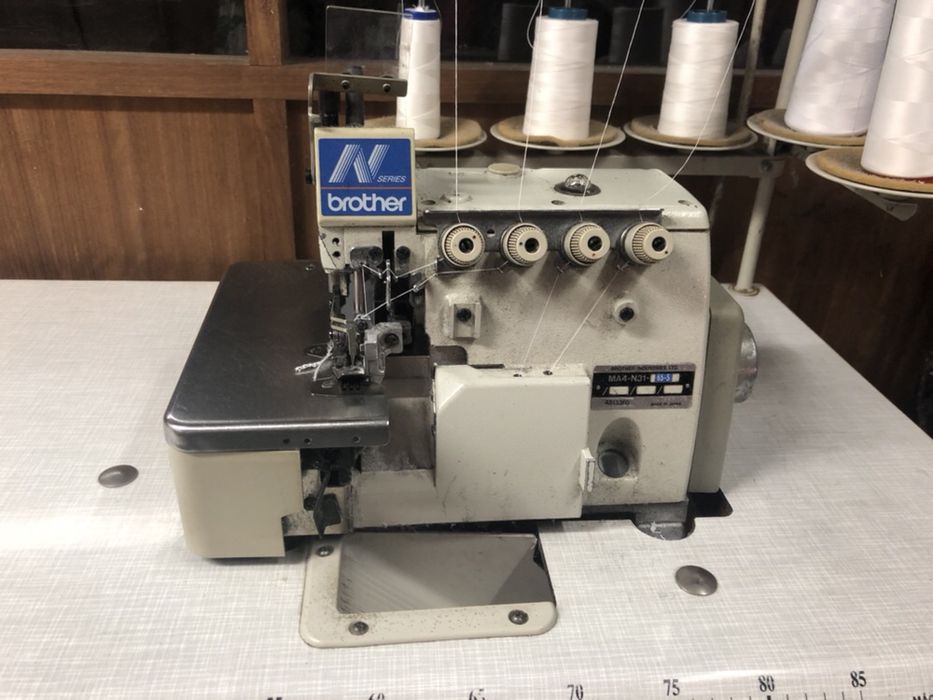 Máquina de corte e cose