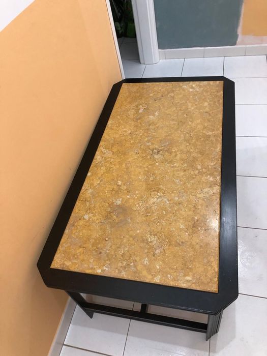 Mesa de centro com tampo em pedra amarela