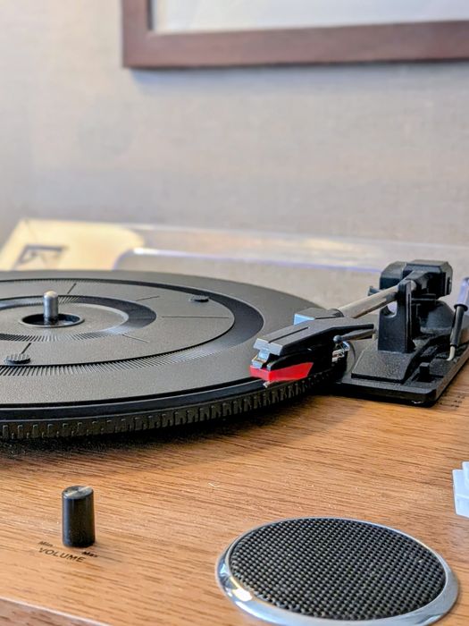 Gira-discos SilverCrest USB estilo retro/madeira  a funcionar, com erro de pitch