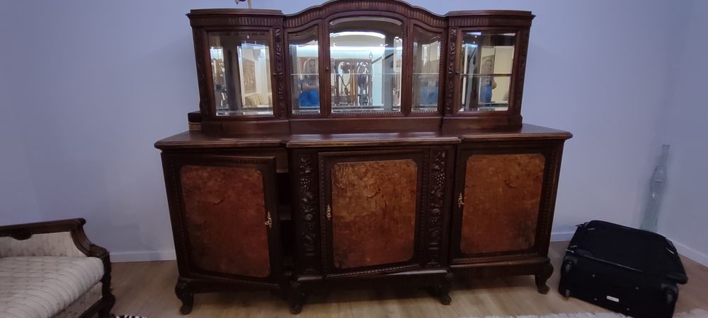 Buffet 2 corpos anos 20, com vidro bisotado e espelhos interiores