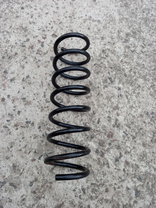 Задня трьохрічна пружина до автомобіля Форд фокус, стан хороший.