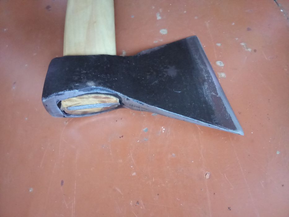 Топор новый  с новым топорищем тех времён