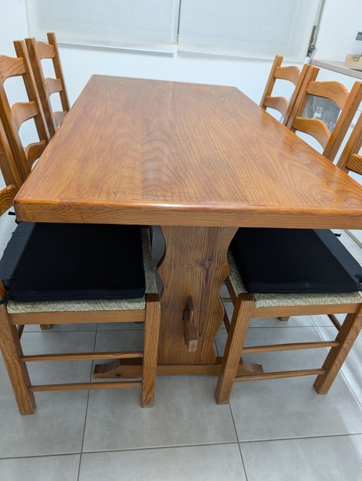 Mesa com seis cadeiras