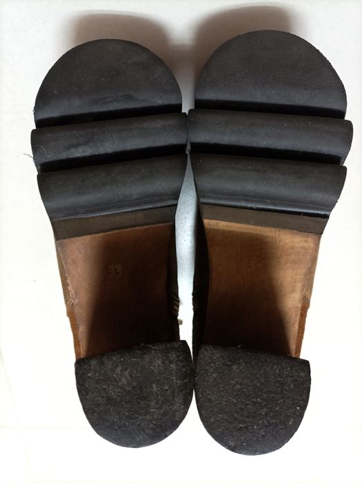 Botas com salto em pele genuína marca Sacchi (T. 39)